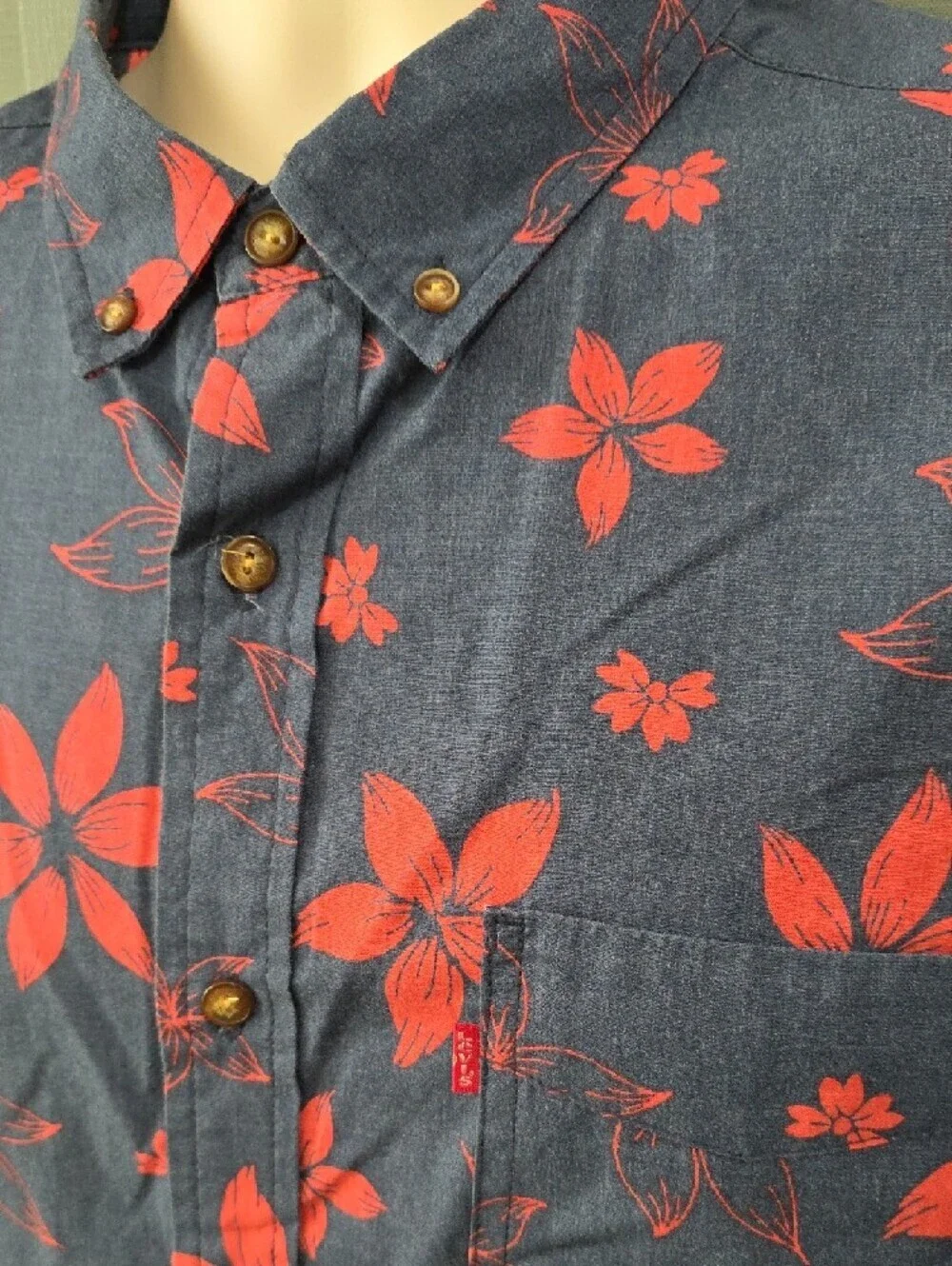 692. Levi's Men's Blue Chambray Red Floral Tropical Button Down Short Sleeve